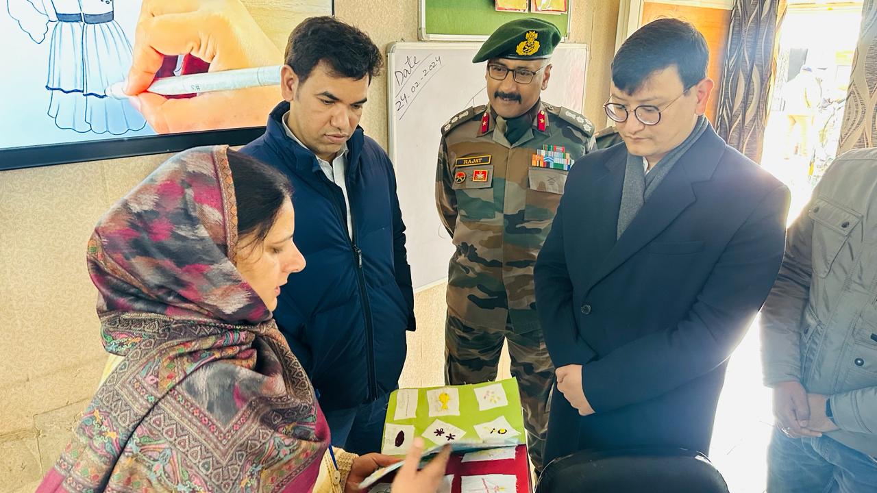 'Div Com Kashmir visits Baramulla, inspects Transit Accommodation Fatehpora, Veerwan'